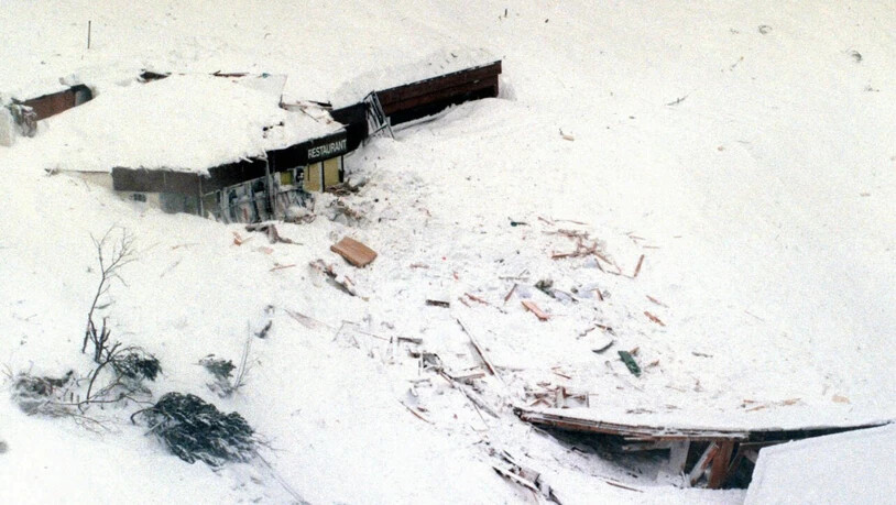 Archivbild: Eine Lawine erfasste in der Nacht auf den 8. Februar 1999 das Restaurant 0berland am oberen Dorfrand von Wengen. Das Besitzerehepaar konnte nur noch tot geborgen werden. 