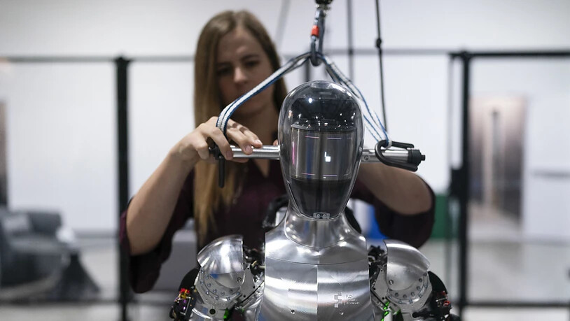 Eine Ingenieurin arbeitet an dem humanoiden Roboter Figure 01 in der Testanlage von Figure AI in Sunnyvale im US-Staat Kalifornien. (Archivbild)