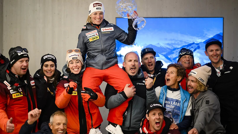 Lara Gut-Behrami feiert den Triumph im Gesamtweltcup mit Mitgliedern des Swiss-Ski-Teams