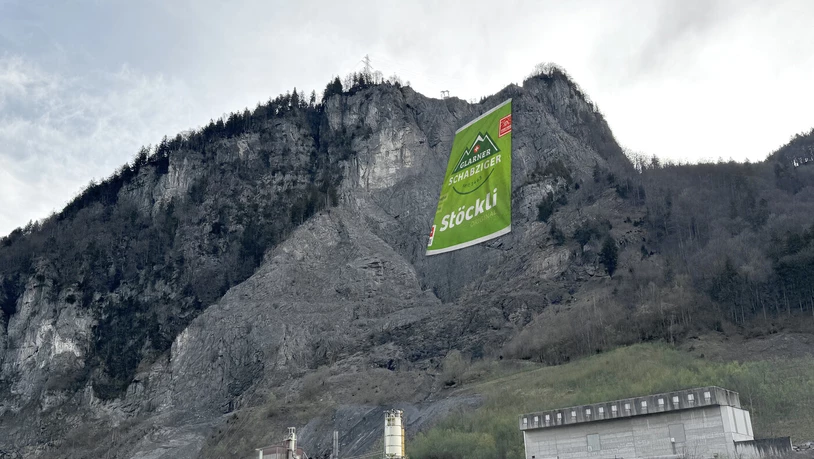Weit oben: An der Felswand des Hartschotterwerks Haltengut in Mollis ist das grösste Schabziger-Stöckli der Welt zu sehen.