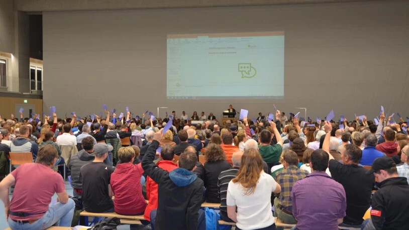 Rekordauflauf: 628 Stimmberechtigte kommen in Eschenbach wegen des Schulmodells in die Turnhalle im Dorftreff.