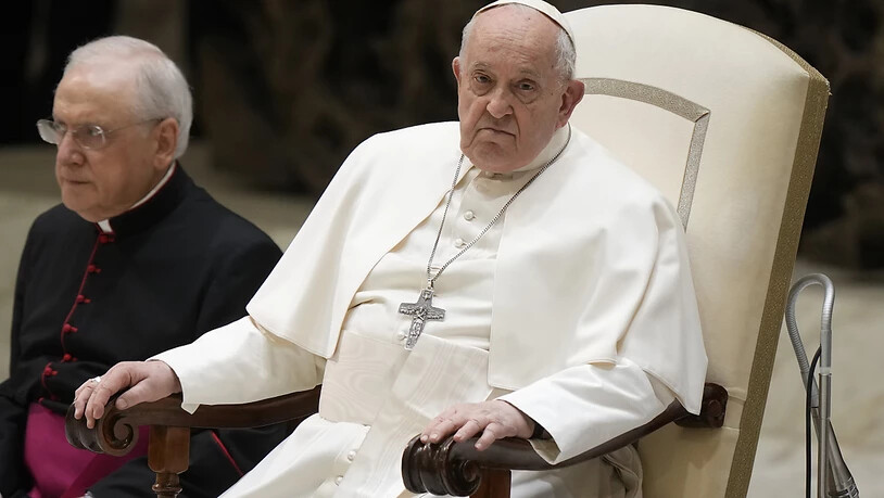 ARCHIV - Papst Franziskus sitzt in einem Stuhl bei seiner wöchentlichen Generalaudienz. Foto: Andrew Medichini/AP/dpa