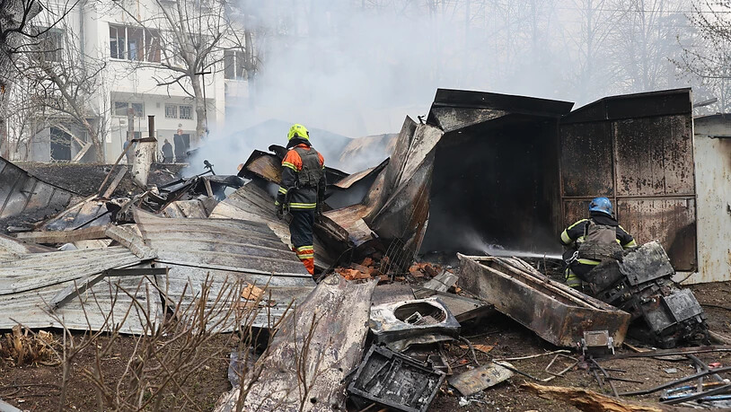 Feuerwehrleute löschen ein Feuer nachdem eine russische Präzisionsmunition zivile Infrastrukturen in Charkiw im Nordosten der Ukraine getroffen hat. Foto: -/Ukrinform/dpa