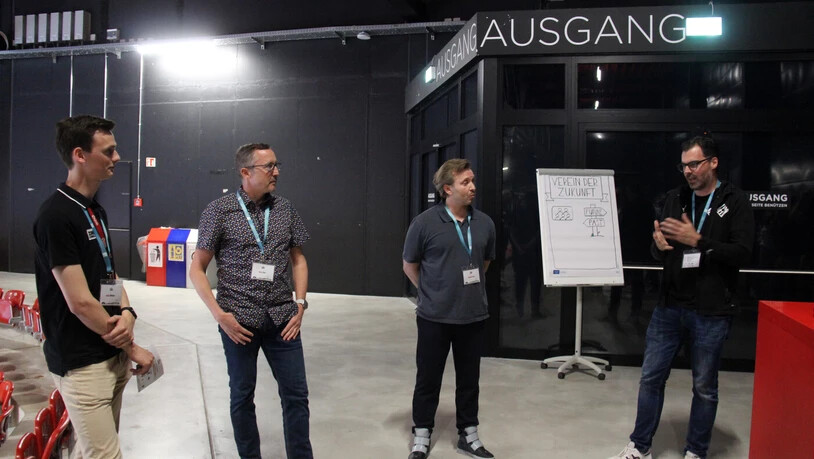 Weiterer Austausch: Mario Kradolfer (rechts) gibt Auskunft.