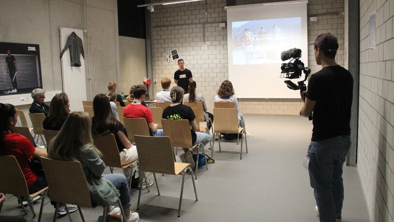 Präsentation: Andreas Kronenberg bringt einer Gruppe mögliche Synergien zwischen Sportmarken und ihren talentierten Athletinnen und Athleten bei.
