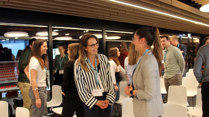 Viele Gespräche: Teilnehmende des Sport Management Summit 2024 tauschen sich aus.