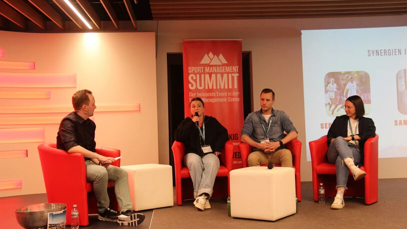 Podiumsdiskussion: Serena Li Puma, Sandro Singer und Patricia Willi (von links) diskutieren Themen rund um den Frauenfussball.