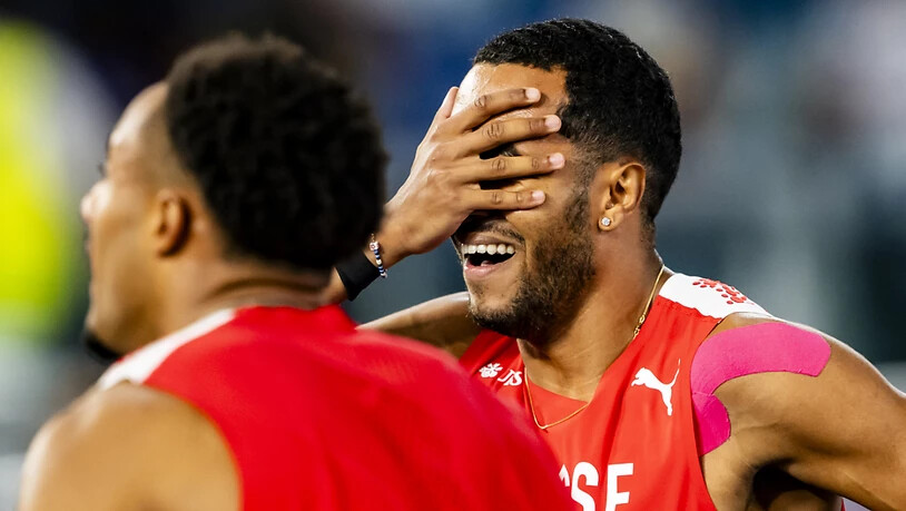 Gold-Läufer Timothé Mumenthaler starrt auf den Monitor, Bronzemann Reais kann es nicht glauben