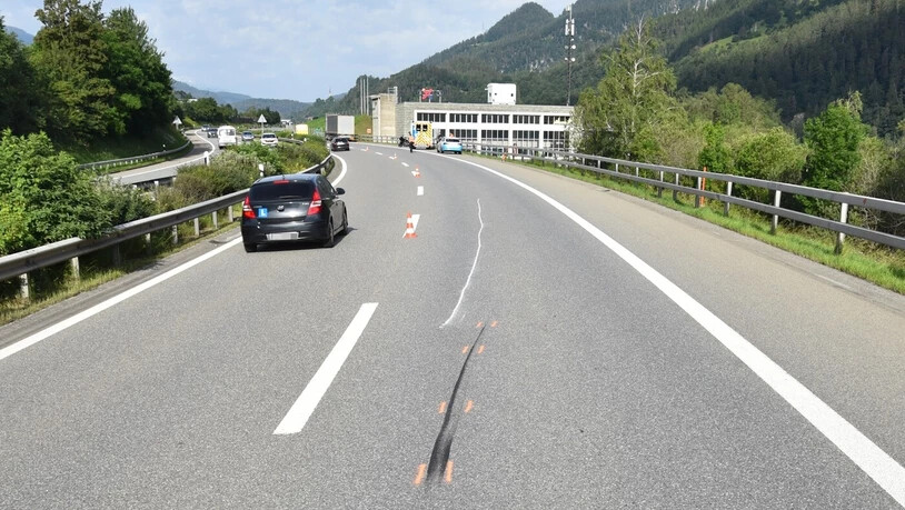 Unfall: Auf der Autobahn A13 bei Domat/Ems sind noch Bremsspuren zu sehen. 