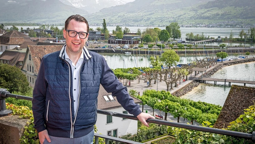Auf ein letztes als OK-Chef: Fabian Villiger posiert vor dem Seenachtfest 2024 auf dem Rapperswiler Schlosshügel.