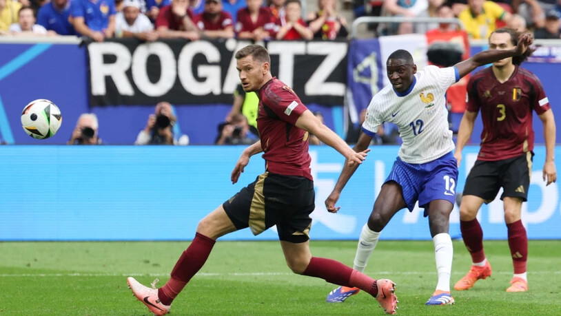 Der belgische Verteidiger Jan Vertonghen (links) lenkt im EM-Achtelfinal gegen Frankreich den Ball ins eigene Tor ab