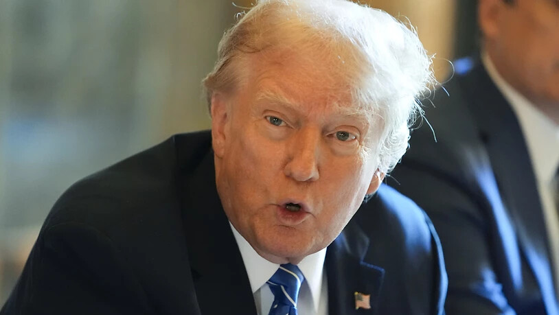 Der republikanische Präsidentschaftskandidat und ehemalige US-Präsident Donald Trump spricht während eines Treffens mit dem israelischen Ministerpräsidenten Netanjahu in seinem Anwesen Mar-a-Lago. Foto: Alex Brandon/AP/dpa