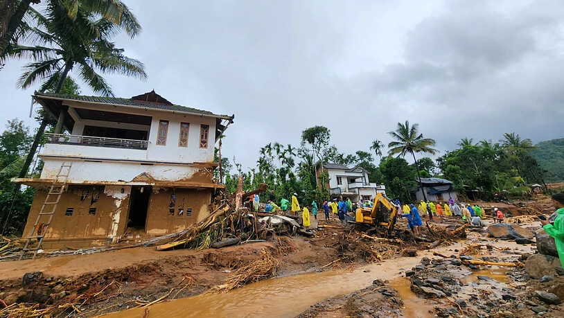 Rettungskräfte arbeiten vor Ort, nachdem Erdrutsche hügelige Dörfer im Distrikt Wayanad im indischen Bundesstaat Kerala getroffen haben. Foto: ---/AP/dpa