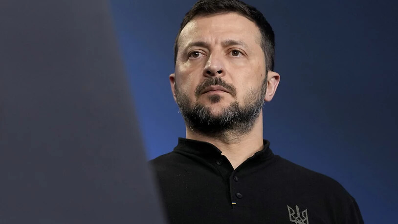 ARCHIV - Der ukrainische Präsident Wolodymyr Selenskyj hört zu, als US-Präsident Biden während einer Veranstaltung zum Ukraine Compact am Rande des Nato-Gipfels in Washington spricht. Foto: Susan Walsh/AP/dpa