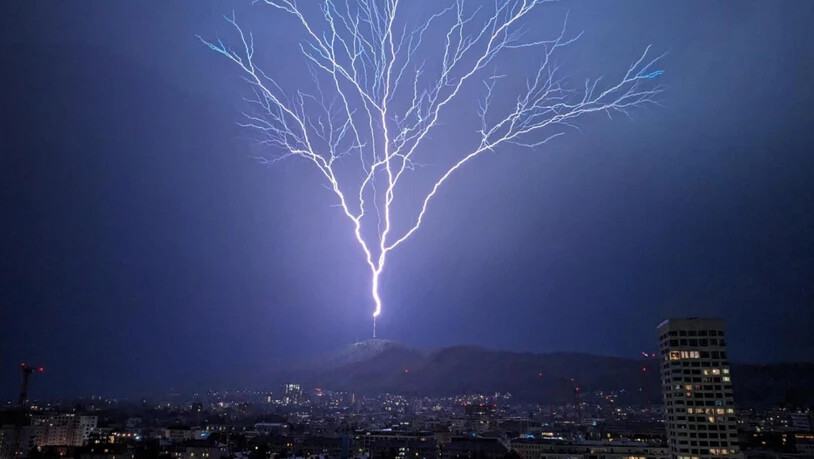 Der Blitz über dem Sendeturm auf dem Zürcher Uetliberg war einer von 70'000 registrierten Blitzen in der Schweiz.