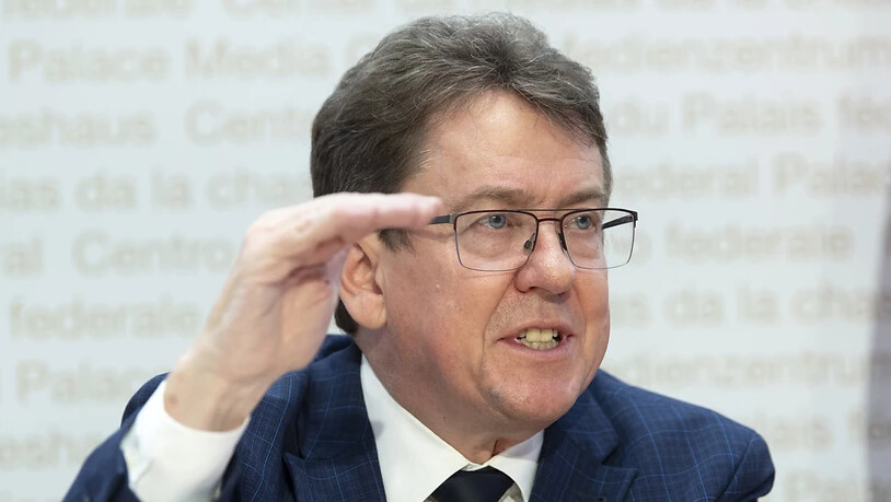 Umweltminister Albert Rösti legt in Bern vor den Medien die Argumente des Bundesrates gegen die Biodiversitätsinitiative dar. Darüber abgestimmt wird am 22. September. (Archivbild)