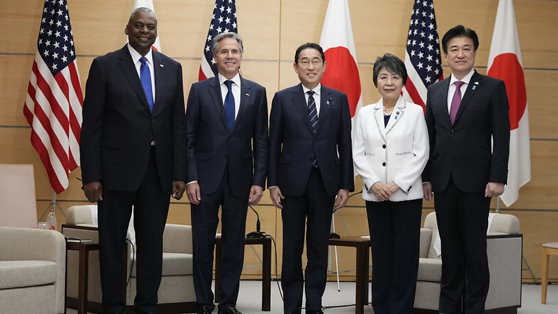 Der japanische Premierminister Fumio Kishida (M) posiert für ein Foto mit US-Verteidigungsminister Lloyd Austin (l-r), Außenminister Antony Blinken, der japanischen Außenministerin Yoko Kamikawa und Verteidigungsminister Minoru Kihara bei einem Treffen…
