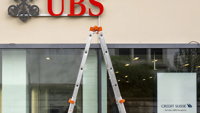 Die UBS scheint mit der Integration der Credit Suisse und den angestrebten Kosteneinsparungen auf Kurs zu sein: im zweiten Quartal erzielte sie einen Milliardengewinn. Im Bild: Eine ehemalige Filiale der Credit Suisse kurz nach der Umwandlung in eine UBS…