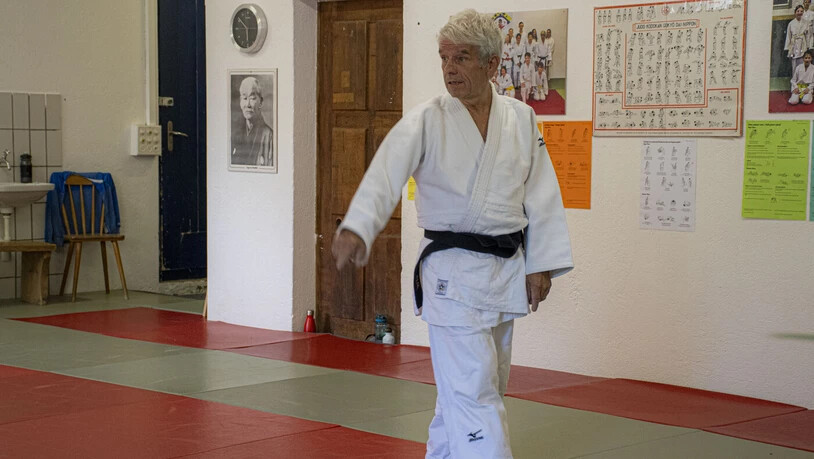 Ruhig: Trainer Raphael Kammermann begrüsst die Teilnehmenden des Judo-Kurses für Jüngere.