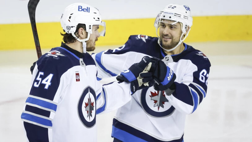 Nino Niederreiter (rechts) und Dylan Samberg freuen sich über das 5:3 und den nächsten Sieg der Winnipeg Jets