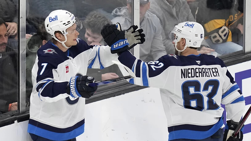 Nino Niederreiter gratuliert Torschütze Wladislaw Namestnikow. Für den Schweizer Stürmer ist der Assist gleichbedeutend mit dem 470. Skorerpunkt in der Regular Season der NHL