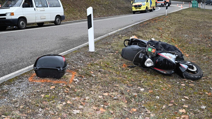 Motorradunfall auf der A15: Ein 62-Jähriger kommt von der Fahrbahn ab und wird schwer verletzt ins Spital geflogen. 