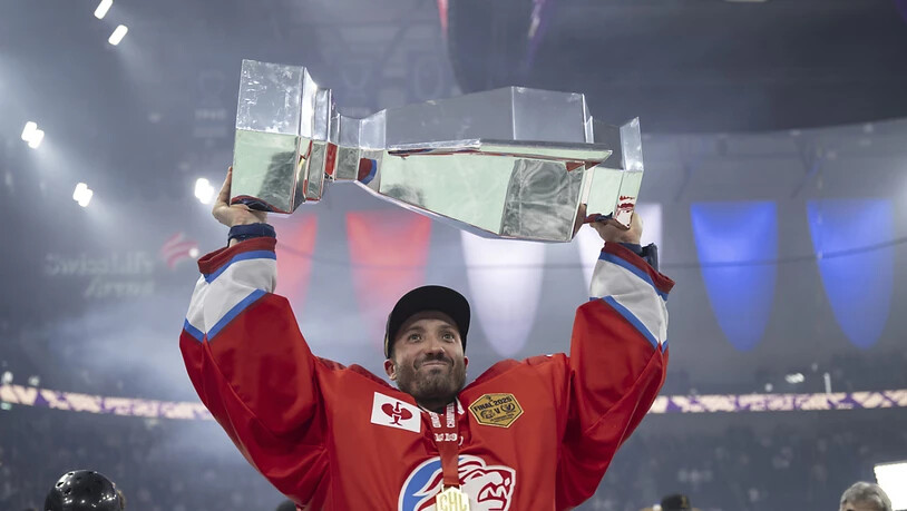 ZSC-Goalie Simon Hrubec präsentiert der Fankurve die Siegertrophäe