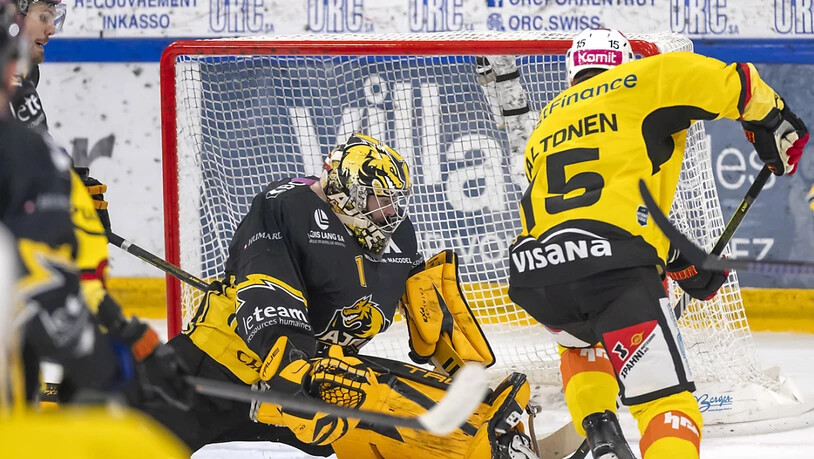 Miro Aaltonen trifft auch im SCB-Dress. In dieser Szene ist allerdings Ajoie-Goalie Benjamin Conz der Sieger