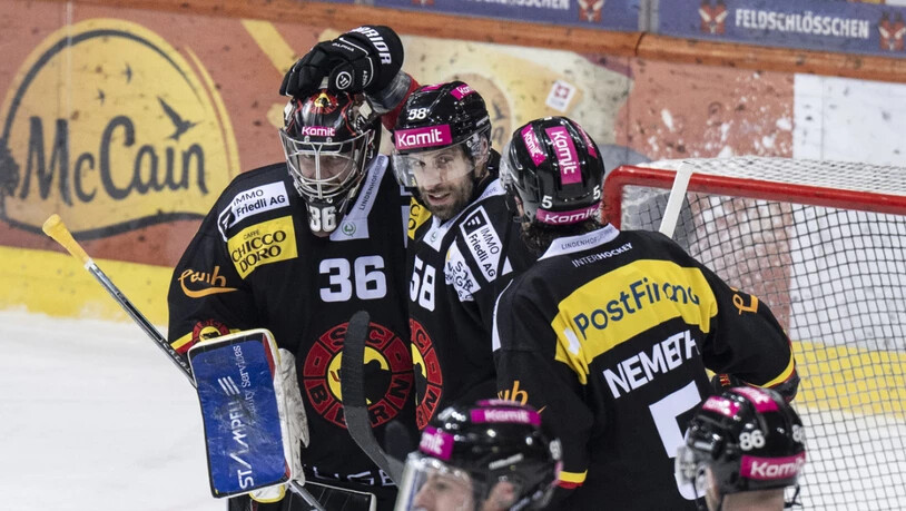 Die SCB-Spieler, die gegen Davos nach sechs Minuten 3:0 führten und 4:0 gewannen, gratulieren Goalie Adam Reideborn zum vierten Shutout in dieser Saison