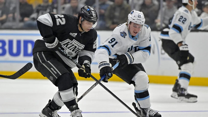 Kevin Fiala (l.) von den Los Angeles Kings behauptet im Heimspiel gegen Utah den Puck