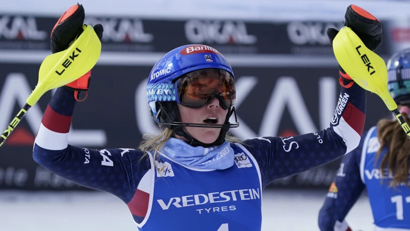 Mikaela Shiffrin jubelt im Zielraum von Sestriere über ihren 100. Weltcup-Sieg