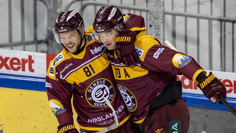 Teemu Hartikainen (rechts) freut sich gemeinsam mit Theodor Lennström über Servettes starke Form in den letzten Wochen