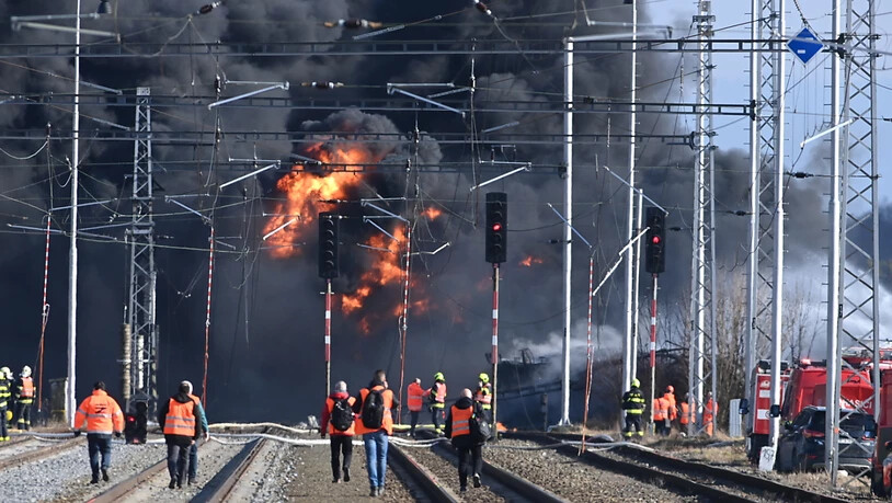 In Tschechien ist ein Güterzug mit giftigem und krebserregendem Benzol entgleist. Foto: Peøina Ludìk/CTK/dpa