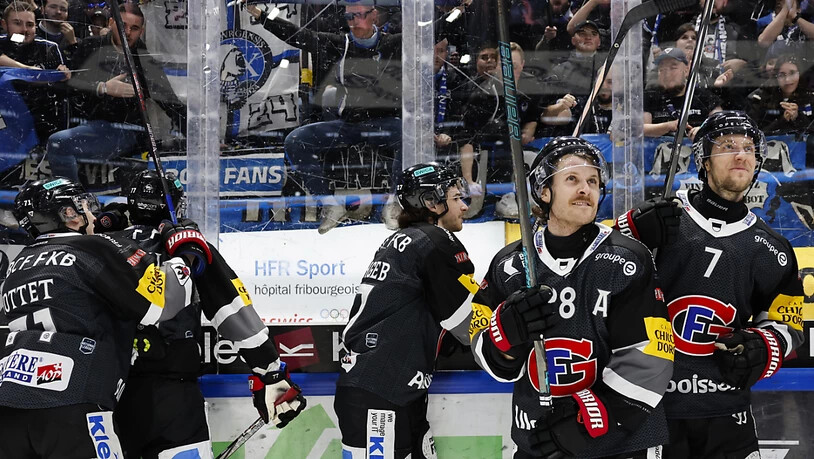 Fribourgs Doppeltorschütze Christoph Bertschy (2.v.r.) freut sich mit seinen Teamkollegen über die direkte Playoff-Qualifikation