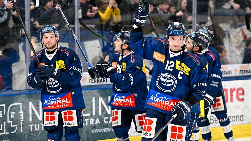 Die Spieler von Ambri-Piotta verabschieden sich von den Fans