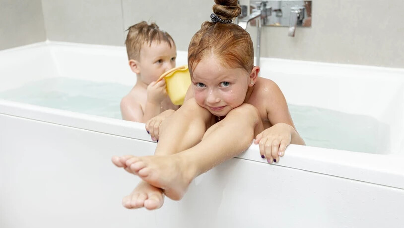 Kinder baden gerne – und wild: Unser Papa-Blogger kann davon ein Liedchen singen.
