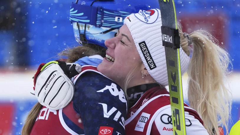 Katharina Truppe nimmt die Gratulationen von Mikaela Shiffrin entgegen