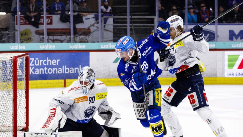 Axel Simic, im blauen Trikot, wird Kloten zumindest im ersten Viertelfinalspiel gesperrt fehlen. Er war im Play-in der produktivste aller Spieler