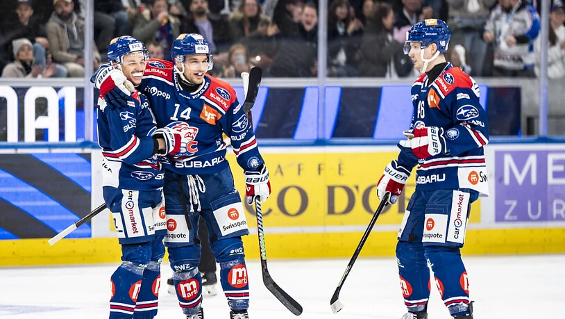 Chris Baltisberger (2.v.l.) lässt sich nach seinem Powerplaytor zum 5:1 von seinen Teamkollegen beglückwünschen