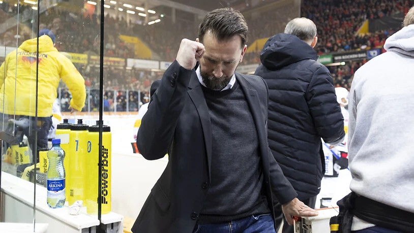 Fribourgs Trainer Lars Leuenberger ballt nach dem Break im ersten Viertelfinalspiel gegen Bern die Faust