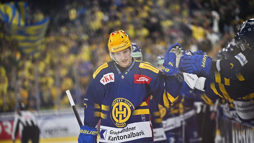 Adam Tambellini erzielt die ersten zwei Davoser Tore und stellt so die Weiche für den HCD auf Sieg