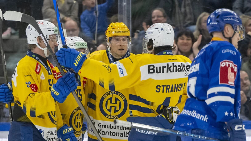 Stets in Jubelpose: Der Davoser Topskorer Adam Tambellini (m.) und seine Teamkollegen freuen sich über einen weiteren klaren Sieg gegen Zug