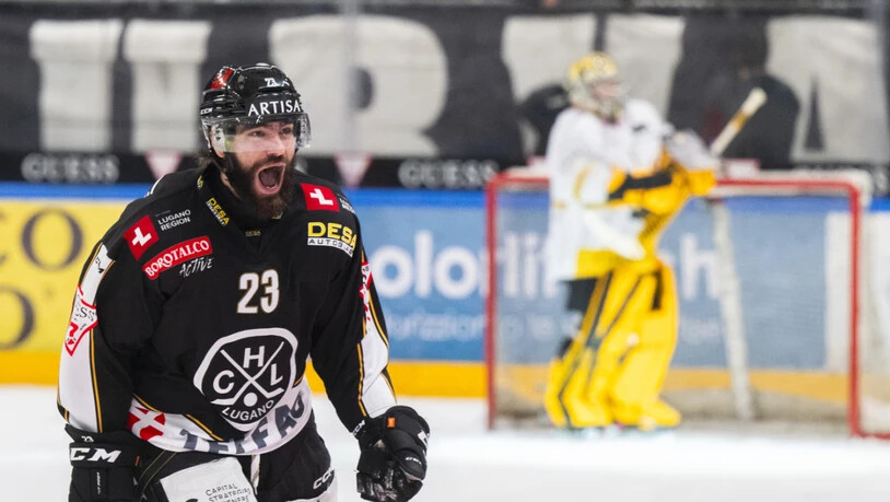 Die ersten Tore der Saison, und was für wichtige: Luganos Giovanni Morini schreit nach dem 2:1 gegen Ajoie seine ganze Freude raus