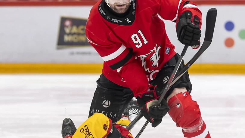 Von den Lausanner Löwen überrollt: Fabian Heldner enteilt dem Tigers-Stürmer Oskars Lapinskis