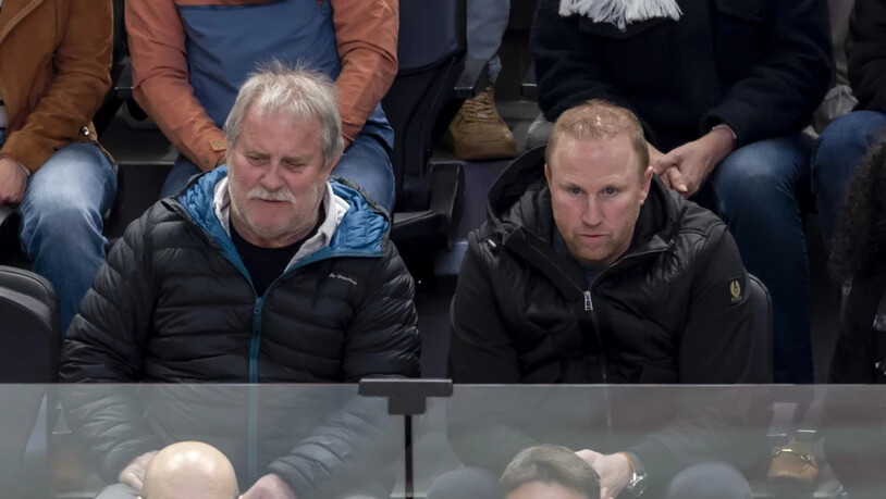 Auch Ludovic Magnin (rechts), Trainer des Super-League-Klubs Lausanne-Sport, liess es sich nicht nehmen, den Showdown live im Stadion mitanzusehen