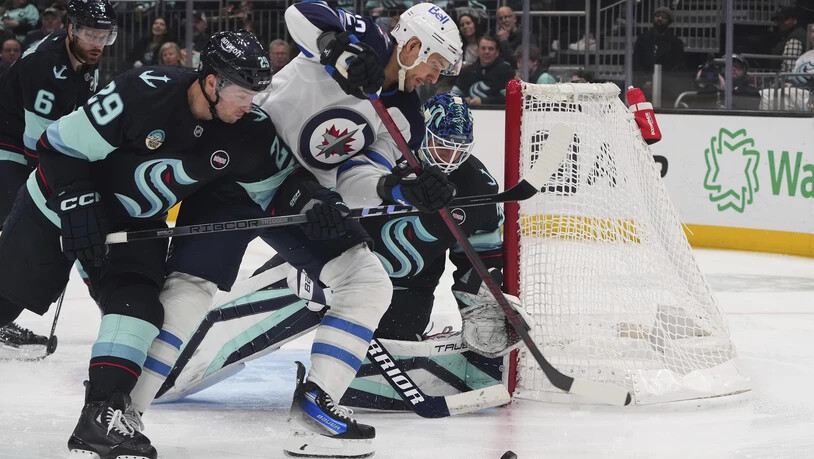 Einen Schritt voraus: Nino Niederreiter setzt sich kraftvoll gegen seinen Gegenspieler durch.