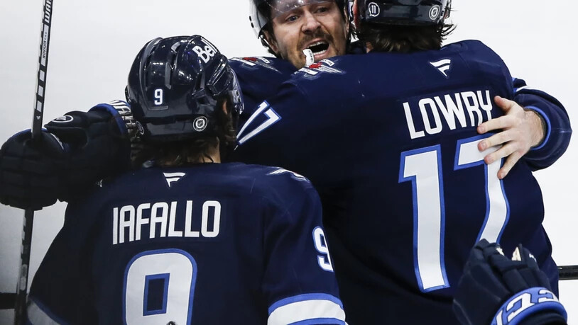 Die Spieler der Winnipeg Jets bejubeln den 53. Sieg der Saison