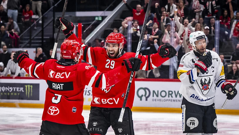 Lausannes Siegtorschütze Ahti Oksanen freut sich mit Teamkollege Damien Riat über das entscheidende Tor zum 2:1