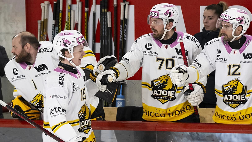 Ajoies Verteidiger Cédric Aeschbach (links) traf beim 3:0-Sieg in Visp zum Endstand