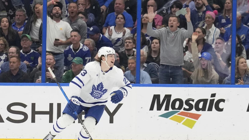 Matthew Knies trifft für die Maple Leafs gegen die Lightning dreimal